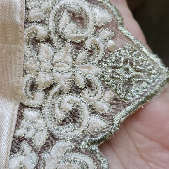 KURTA, formal little girls, peach. No size, guessing about a 6. Enbroidery lace. - Picture 6 of 13